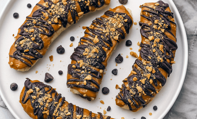 Frozen Banana Snickers made with peanut butter, dark chocolate, and peanuts – a no-bake treat perfect for Organic Eating Recipes, Healthy Fats Snacks, Lunchbox Sweet Treats, Sugar Free Low Calorie Snacks, Healthy On The Go, Sugar Free Frozen Desserts, Low Calorie Meals And Snacks, and Healthy Snacks On The Go For Adults – the ultimate Healthy Candy Bar idea.