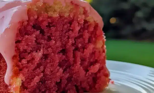 Close-up of a Honeybun-style sheet cake drizzled with Strawberry Icing, sprinkled with cinnamon sugar and fresh berries — a tempting Strawberry Cakes presentation.